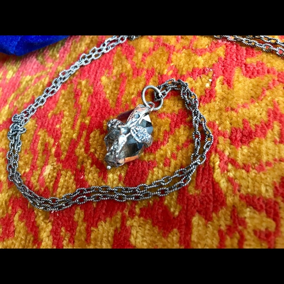 Waxing poetic crystal with cross pendant and chain - Picture 4 of 8